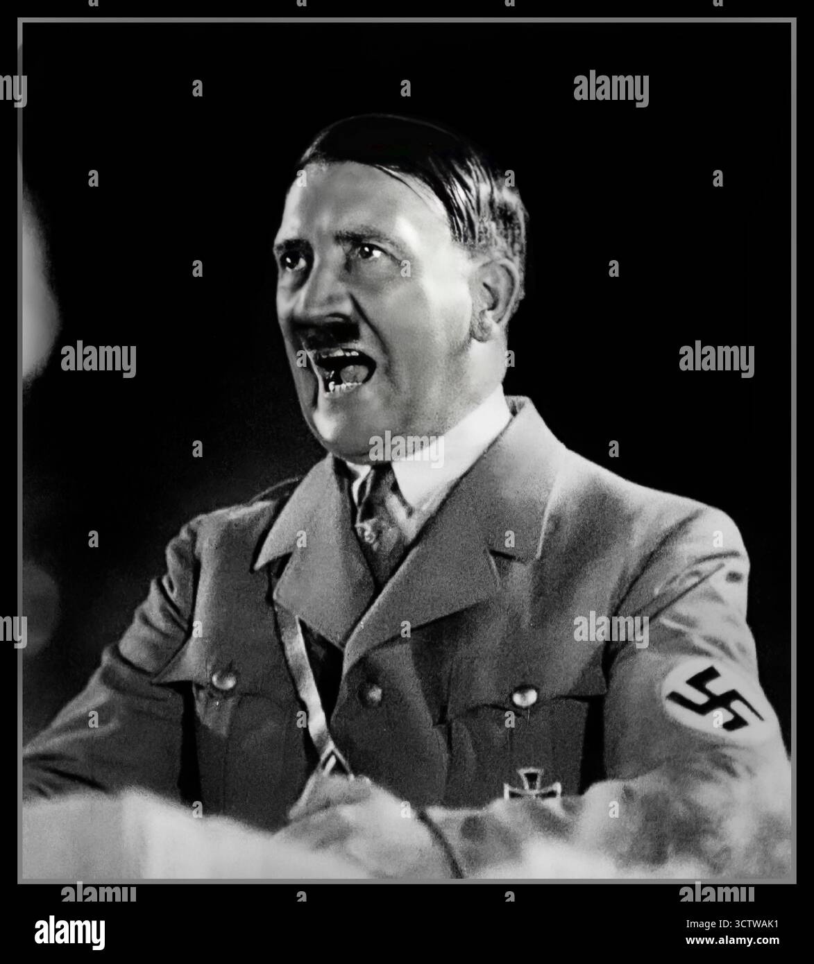 1940er Jahre hielt Adolf Hitler eine animierte leidenschaftliche Propagandarede auf einem Podium in Militäruniform mit Hakenkreuzarmband Nazi-Deutschland Stockfoto