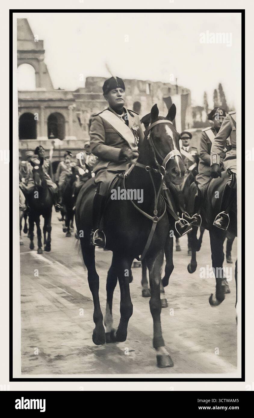 MUSSOLINI ROM auf DEM PFERDEFOTO zeigt den italienischen Diktator Benito Mussolini zu Pferd, der am 24. Mai 1934 eine Militärprozession in Rom, Italien, führt. Die Veranstaltung war eine Parade für das „Muster des achten Jahres“ des faschistischen Regimes. Das Foto zeigt Mussolini auf einem weißen Pferd, andere Offiziere und Generäle auf dem Rücken des Pferdes hinter ihm. Die Prozession fand auf der Via dell’Impero statt, die heute als Via dei Fori Imperiali bekannt ist. Stockfoto