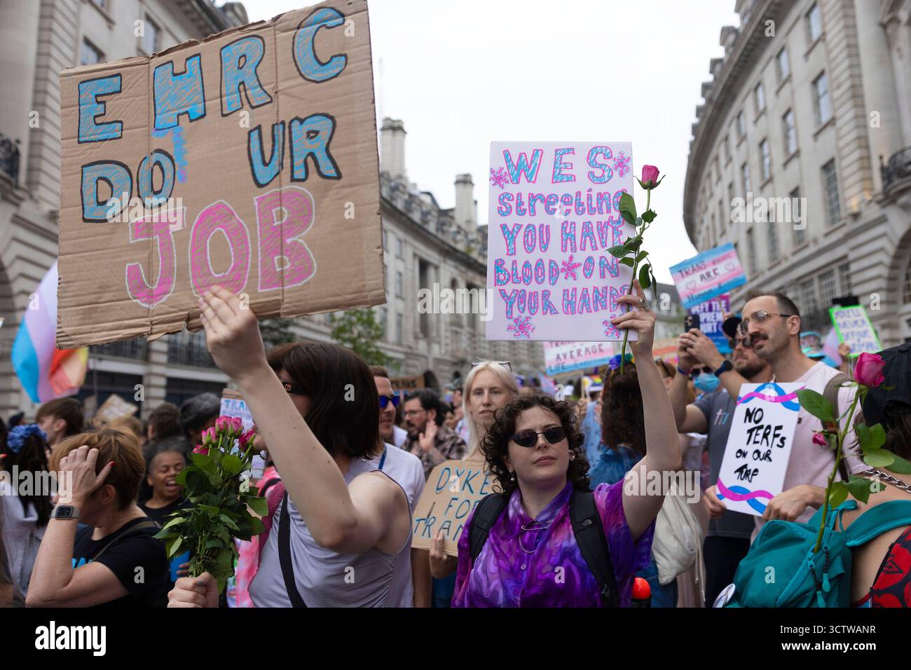 Die Teilnehmer marschieren während des jährlichen London Trans+ Pride im Zentrum von London, um Trans-, nicht-binäre, geschlechtskonforme und intersexuelle Leben zu unterstützen. Stockfoto