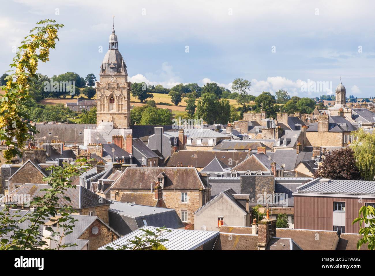 Villedieu-les-Poêles in der Normandie, Blick auf die Dächer und den Glockenturm der Kirche Notre-Dame unter blauem Himmel in Frankreich Stockfoto