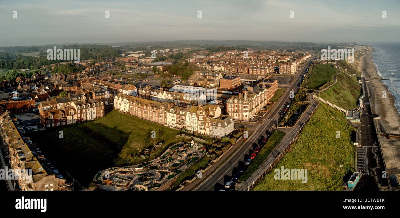 Blick aus der Vogelperspektive auf Cromer und das Meer bei Sonnenaufgang Stockfoto