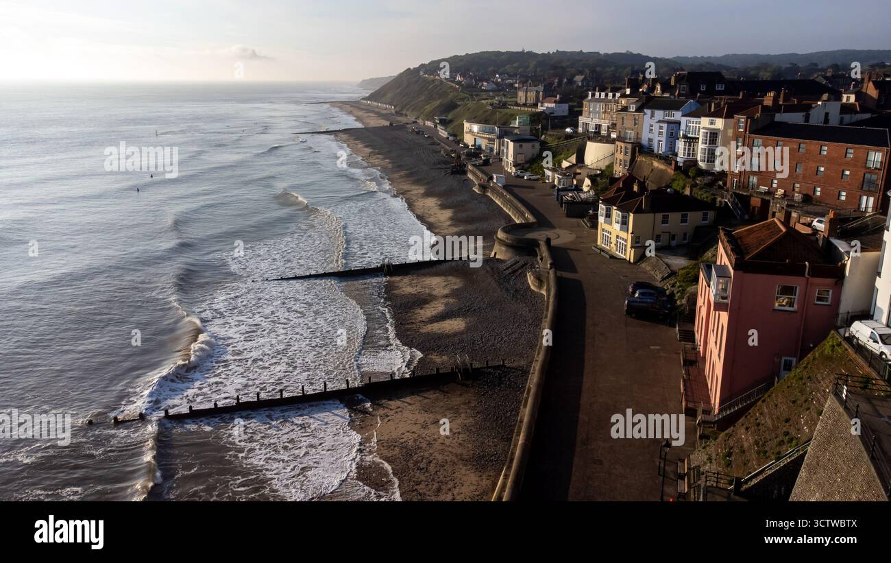 Blick aus der Vogelperspektive auf die Küste und den Strand von Cromer im Morgenlicht Stockfoto
