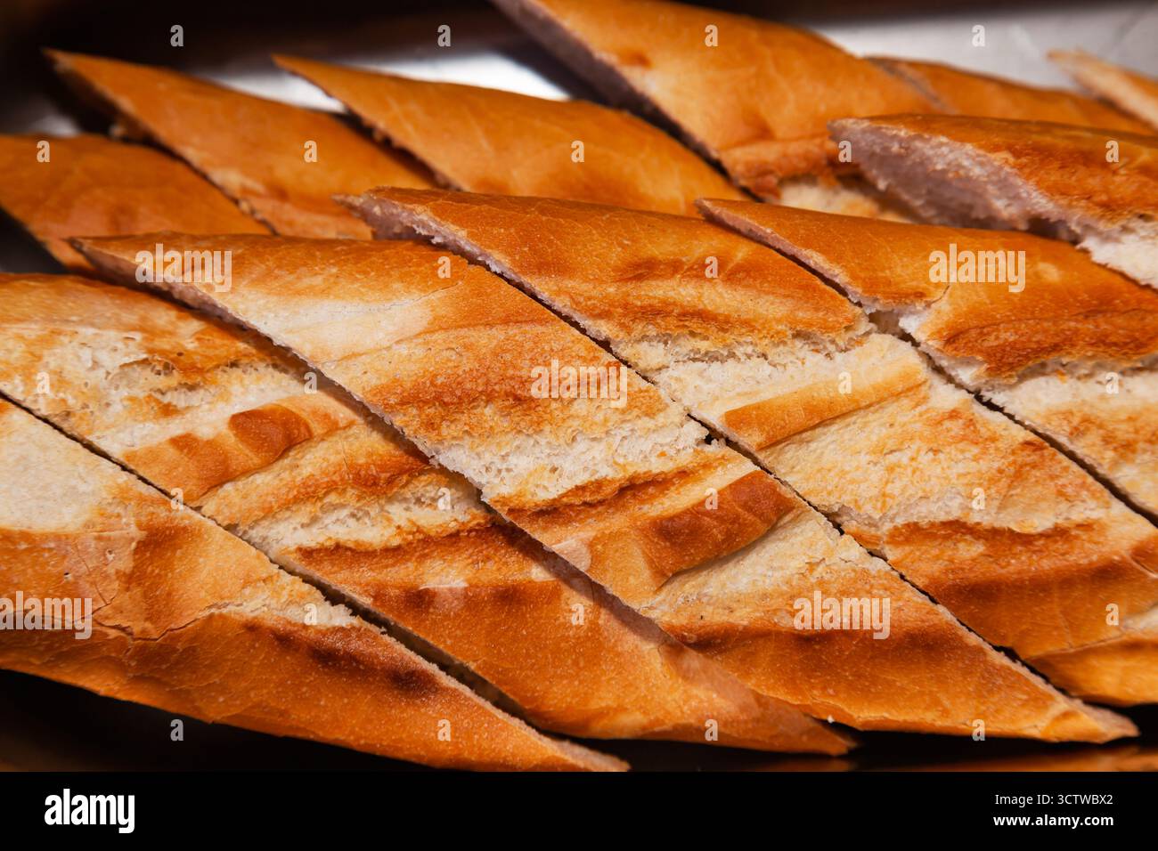 Mehrere französische Baguettes in Stücke geschnitten, Nahaufnahme. Weißbrot Stockfoto