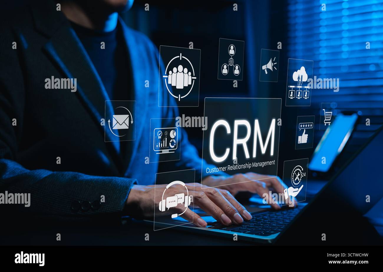 CRM-System und Customer Relationship Management-Technologie. Laptop mit digitalen CRM-Symbolen für Kundenbeziehungsmanagement, Markt Stockfoto