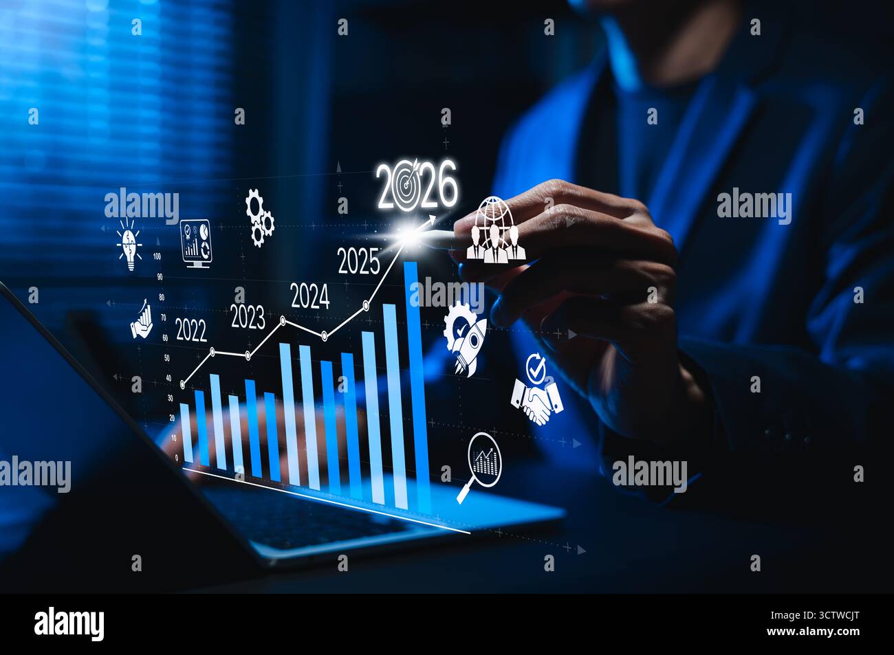 Geschäftsmann analysiert digitales Balkendiagramm mit steigendem Trend von 2022 bis 2026. Konzept für Unternehmenswachstum, Erfolgsstrategie, Datenanalyse, Stockfoto