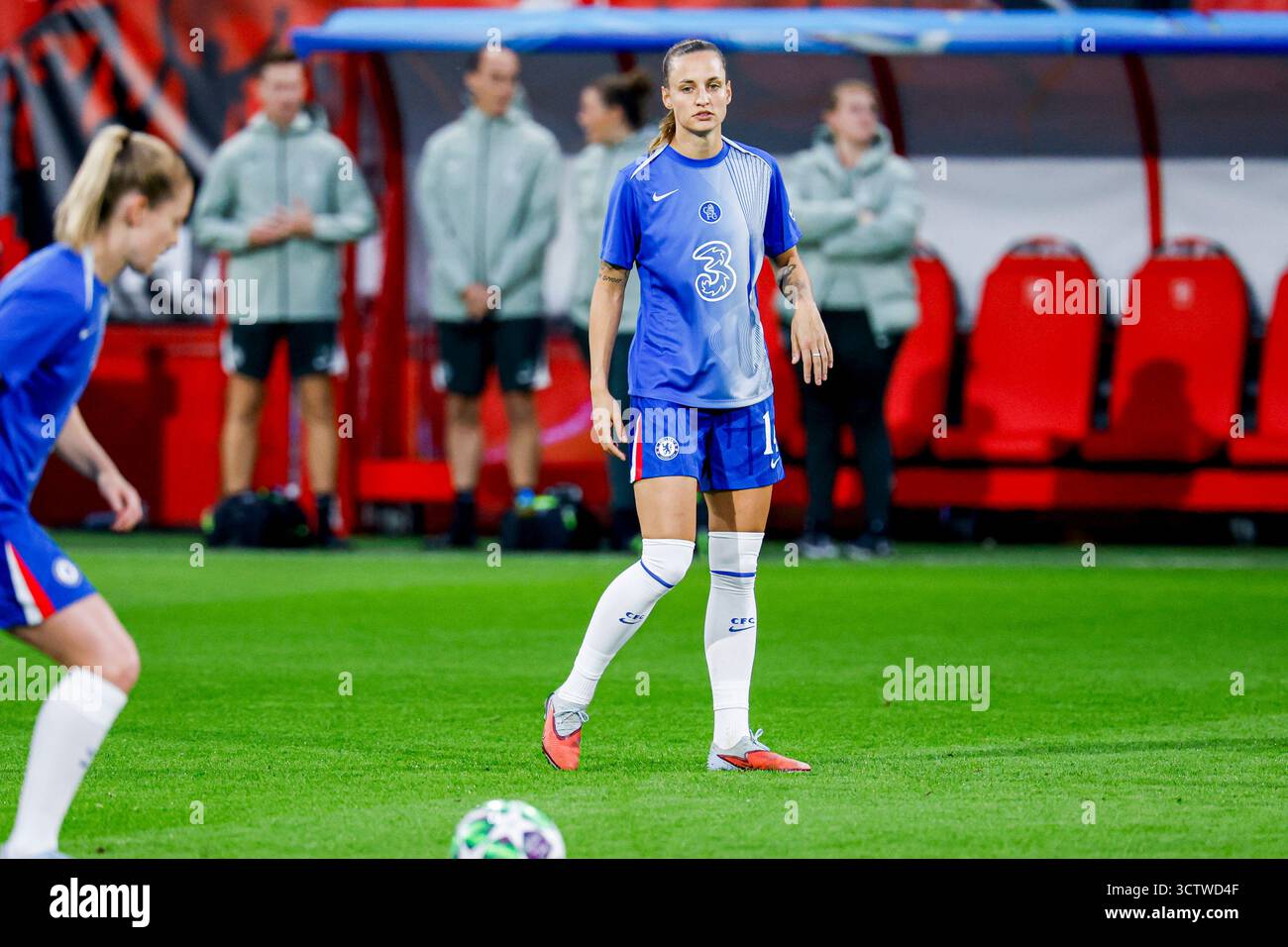Nathalie Björn von Chelsea FC sieht sich beim Spiel der UEFA Women's Champions League 2025/26 zwischen dem FC Twente und Chelsea FC Women im FC Twente Stadion am 8. Oktober 2025 in Enschede, Niederlande, an. (Foto: Marcel ter Bals/MTB-Photo/Alamy Live News) Stockfoto