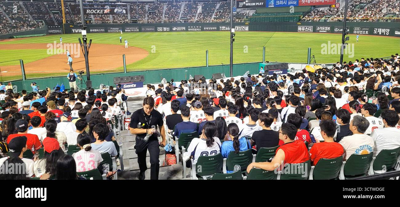 Ein Foto der Lotte Giants, die im Sajik Baseball Stadium in Busan, Südkorea spielen. Das 1985 erbaute Sajik Baseballstadion ist das Heimstadion des KBO-Clubs Lotte Giants und gilt als Mekka des koreanischen Baseballs. Baseball ist einer der beliebtesten Sportarten Südkoreas geworden und wurde 1905 von amerikanischen Missionaren eingeführt. 2025. Stockfoto
