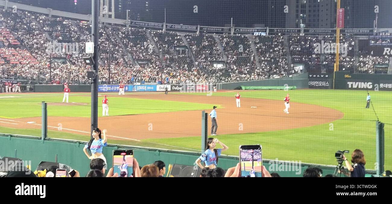 Ein Foto der Lotte Giants, die im Sajik Baseball Stadium in Busan, Südkorea spielen. Dieses 1985 erbaute Stadion ist die Heimat des KBO-Clubs Lotte Giants und ist als Mekka für koreanischen Baseball bekannt. Baseball wurde 1905 von amerikanischen Missionaren in Korea eingeführt und ist seitdem einer der beliebtesten Sportarten Südkoreas. 2025. Stockfoto