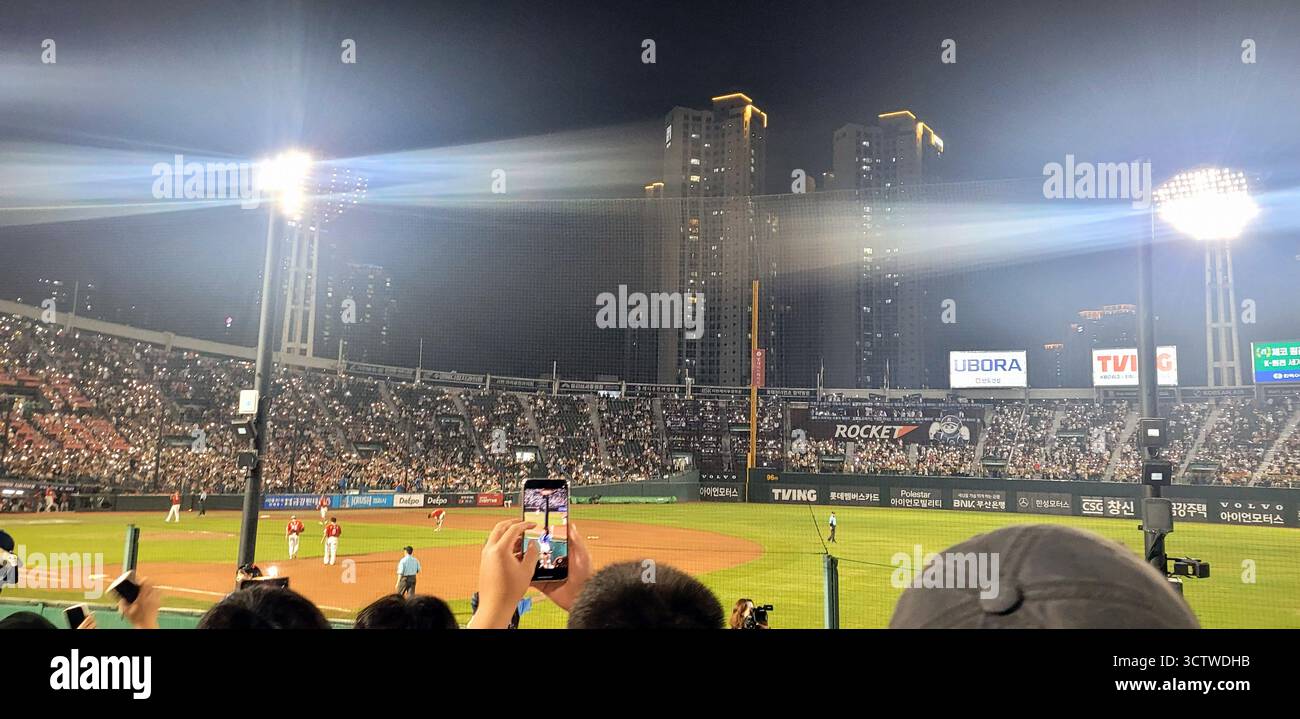 Ein Foto der Lotte Giants, die im Sajik Baseball Stadium in Busan, Südkorea spielen. Das 1985 erbaute Stadion mit Sitz des KBO-Clubs Lotte Giants bietet 24.500 Sitzplätze und ist als Mekka für koreanischen Baseball bekannt. Baseball wurde 1905 von amerikanischen Missionaren in Korea eingeführt und ist zu einem der beliebtesten Sportarten des Landes geworden. 2025. Stockfoto
