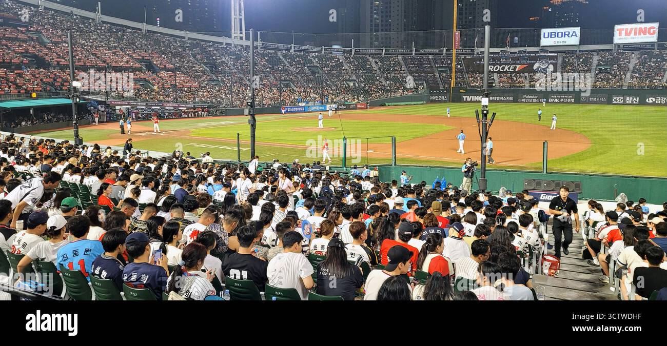 Ein Foto der Lotte Giants, die ein Nachtbaseballspiel im Sajik Baseball Stadium in Busan, Südkorea, spielen. Das 1985 erbaute Stadion ist die Heimat des KBO-Clubs Lotte Giants und ist als Mekka für koreanischen Baseball bekannt. Baseball wurde 1905 von amerikanischen Missionaren in Korea eingeführt und ist seitdem einer der beliebtesten Sportarten Südkoreas. 2025. Stockfoto