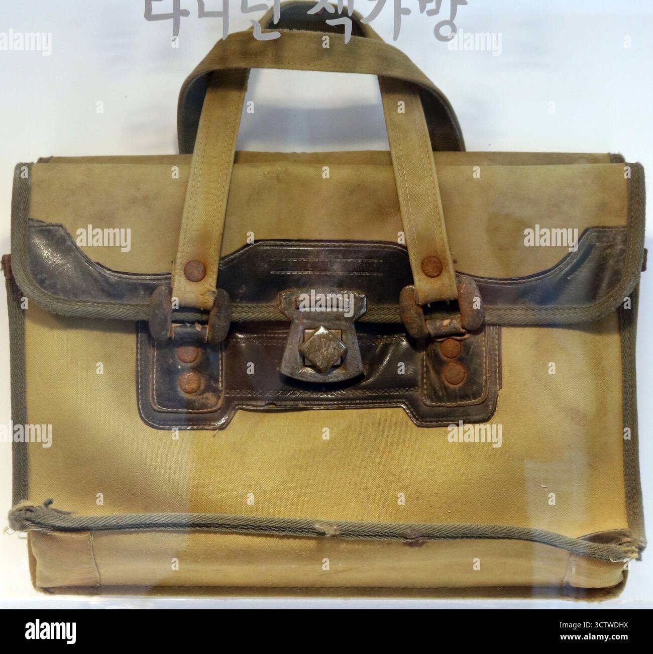 Ein Foto eines Schulranzen aus den 1950er Jahren, ausgestellt im Museum des Gamcheon Culture Village im Saha District, Busan, Südkorea. Gamcheon Village wurde in den 1920er und 1930er Jahren gegründet und mitten in der Nachkriegszeit 1955 zogen etwa 800 Familien in das Dorf. c. 1950. Stockfoto
