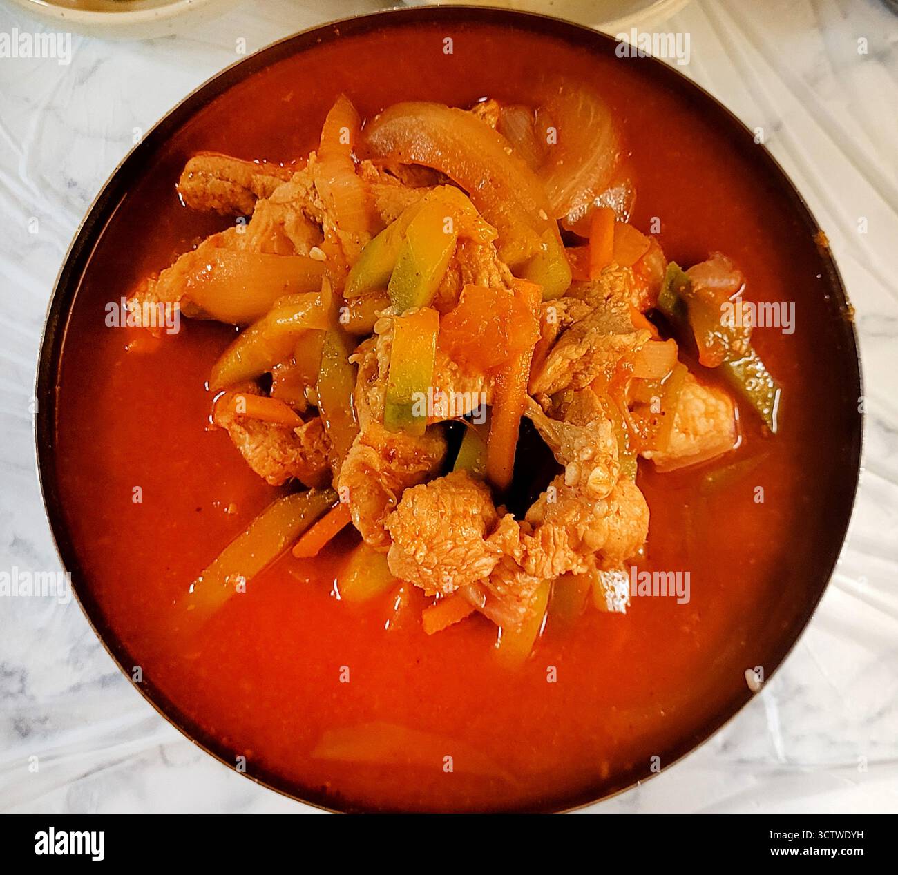 Ein Foto eines traditionellen Suppengerichts in einem koreanischen Restaurant in Gwangju, Südkorea. Die koreanische Küche bietet eine große Auswahl an Eintöpfen und Suppen, oft zentral für Mahlzeiten, bekannt für ihre reichen, oft scharfen Brühen und vielfältigen Zutaten, die regionale Variationen und kulinarische Traditionen widerspiegeln. Gwangju ist eine Stadt in Südkorea, die für ihre kulinarischen Traditionen bekannt ist. 2025. Stockfoto