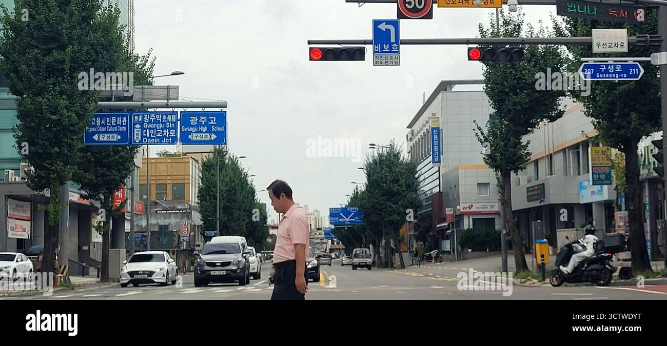 Ein Foto mit einer Straßenszene in Gwangju, Südkoreas sechstgrößter Metropole. Gwangju ist eine bedeutende Stadt, die für ihre reiche Geschichte und kulturelle Bedeutung bekannt ist, insbesondere für ihre Rolle in der demokratischen Bewegung der 1980er Jahre Es ist auch ein wichtiger Drehkreuz für Handel und Bildung im Südwesten Honams. 2025. Stockfoto
