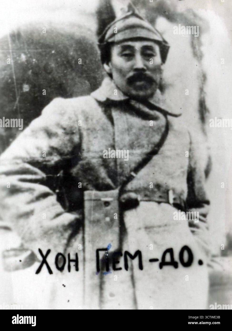 Ein Foto von General Hong Beom-do (???), einem koreanischen Unabhängigkeitsaktivist und Nationalhelden, dargestellt in einem Mantel im Militärstil und einem gemusterten Hut. Hong diente als Kommandeur einer Guerillaeinheit der Justizarmee „Yibyon“ innerhalb der Gerechten Armeen und der Koreanischen Unabhängigkeitsarmee, was zu Koreas bewaffnetem Kampf gegen japanische Kolonialisten führte. Hong Beom-Do war eine Schlüsselfigur und führte den bewaffneten Widerstand gegen die japanische Kolonialherrschaft (1910–1945) an, und seine Truppen erreichten 1920 einen bedeutenden Sieg in der Schlacht von Fengwudong. c. 1920. Stockfoto Ein Foto von General Hong Beom-do (???), einem koreanischen Unabhängigkeitsaktivist und Nationalhelden, dargestellt in einem Mantel im Militärstil und einem gemusterten Hut. Hong diente als Kommandeur einer Guerillaeinheit der Justizarmee „Yibyon“ innerhalb der Gerechten Armeen und der Koreanischen Unabhängigkeitsarmee, was zu Koreas bewaffnetem Kampf gegen japanische Kolonialisten führte. Hong Beom-Do war eine Schlüsselfigur und führte den bewaffneten Widerstand gegen die japanische Kolonialherrschaft (1910–1945) an, und seine Truppen erreichten 1920 einen bedeutenden Sieg in der Schlacht von Fengwudong. c. 1920. Stockfoto