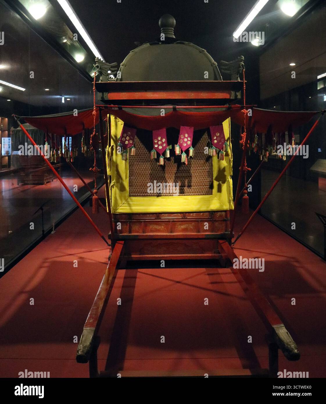 Ein Foto einer Palanquin-Kutsche aus der koreanischen Joseon-Ära, die traditionell für den Transport eines Königs verwendet wurde, im Gyeongbokgung Palace in Seoul, Südkorea. Palanquins waren während der Joseon-Dynastie eine gängige Transportart für Könige und hochrangige Beamte in Korea und symbolisierten Status und Macht. c. 1650. Stockfoto