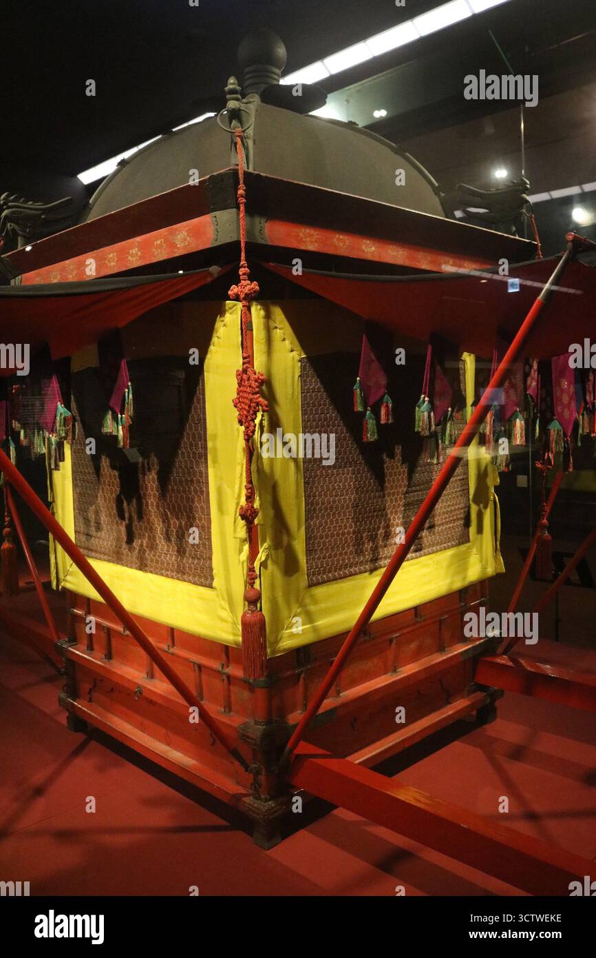 Ein Foto einer Palanquin-Kutsche aus der koreanischen Joseon-Ära, die traditionell für den Transport eines Königs verwendet wurde, im Gyeongbokgung Palace in Seoul, Südkorea. Palanquins waren während der Joseon-Dynastie eine gängige Transportart für Könige und hochrangige Beamte in Korea und symbolisierten Status und Macht. c. 1650. Stockfoto