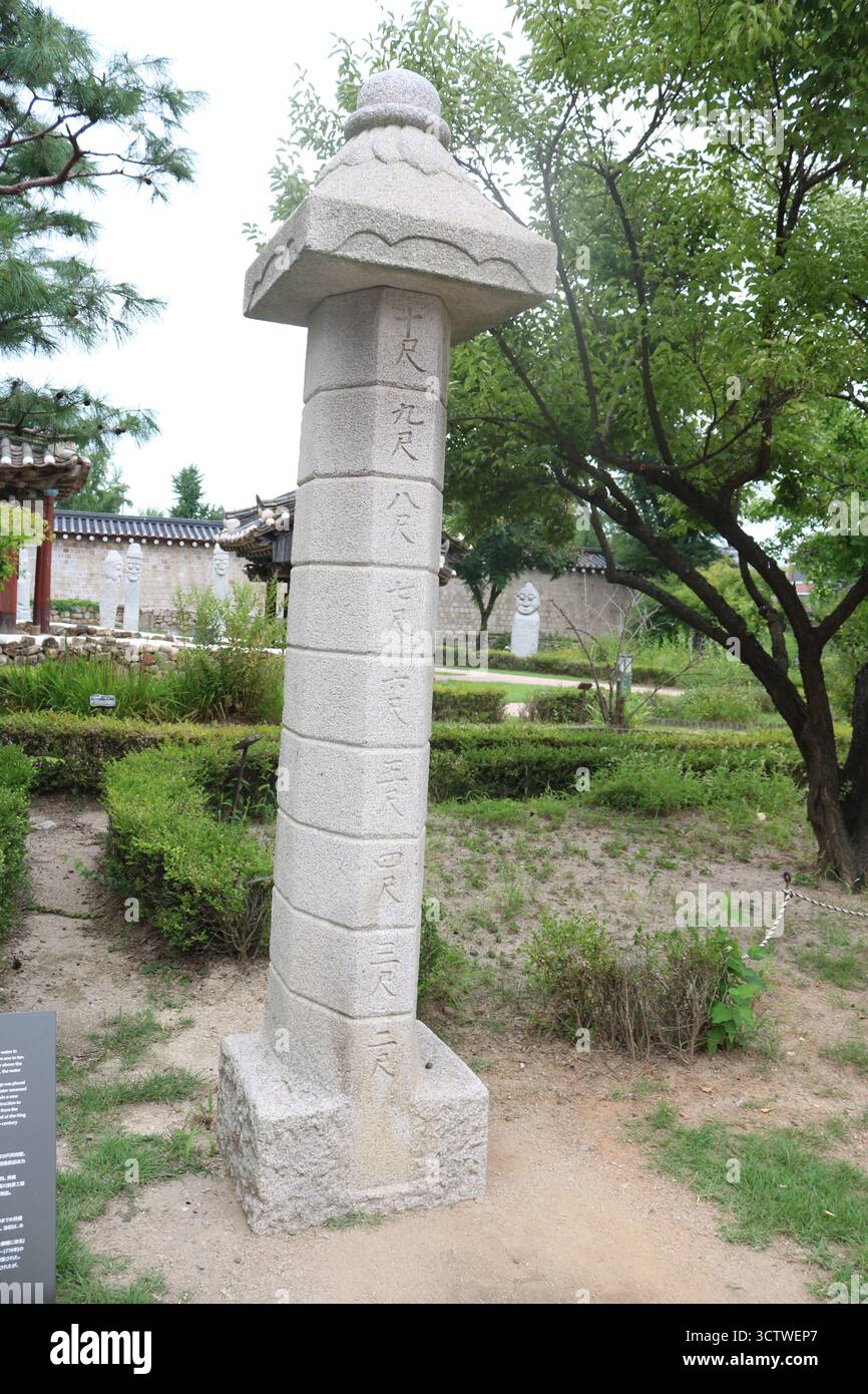 Eine Fotografie eines Wasserstandsanzeigers aus Stein aus dem Jahr 1441, einer südkoreanischen Innovation, bekannt als Cheugugi. Diese achteckige Steinsäule mit geschnitzten chinesischen Schriftzeichen wurde während der Joseon-Dynastie unter König Sejong Daewang, Sejong dem Großen, entwickelt. Es wurde mit zehn Ebenen kalibriert, um Überschwemmungen oder Dürren anzuzeigen, was zu dieser Zeit einen bedeutenden Fortschritt in der meteorologischen Beobachtung darstellte. 2025. Stockfoto