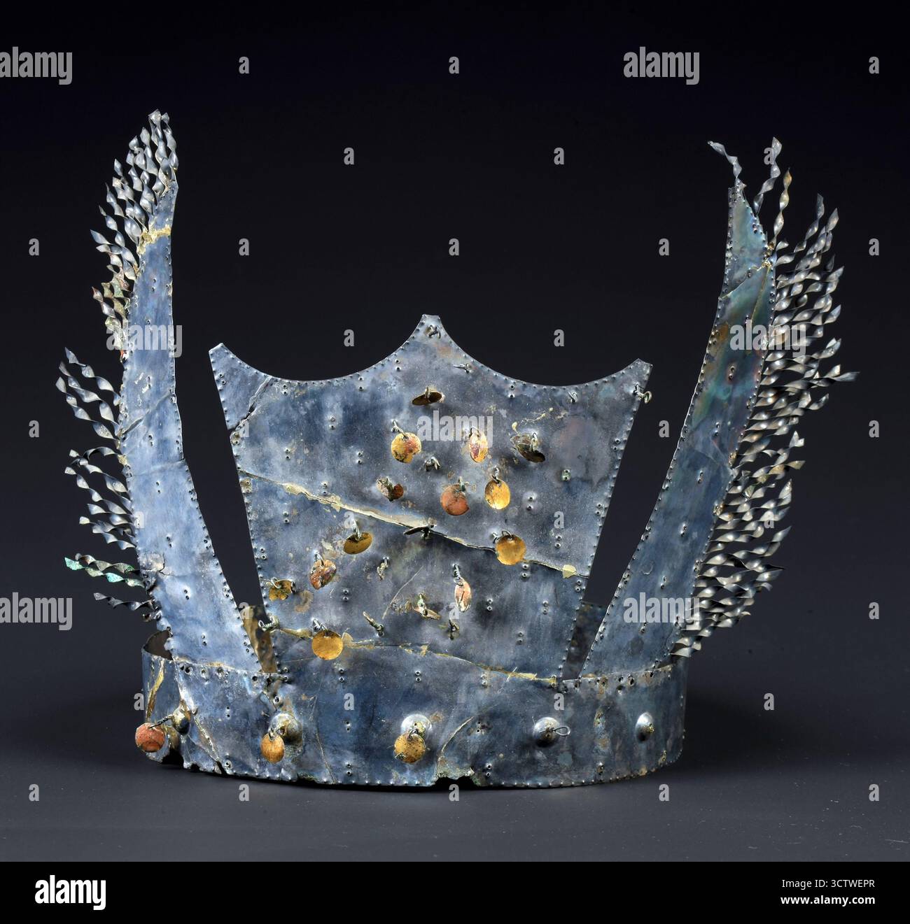 Eine Fotografie der Silbernen Krone vom Südhügel von Tumulus No. 98 in Gyeongju, Südkorea, derzeit im Gyeongju National Museum untergebracht. Es wurde im Tumuli Park des Michu Royal Tomb in Gyeongju entdeckt und ist als Nationalschatz Nr. 631 ausgewiesen. Das Königreich Silla war eines der drei Königreiche Koreas mit Gyeongju als Hauptstadt, und seine königlichen Gräber aus dieser Zeit liefern eine Fülle von Artefakten, die die raffinierte Handwerkskunst und reiche Grabtradition der Silla-Elite widerspiegeln. c. 550 CE. Stockfoto