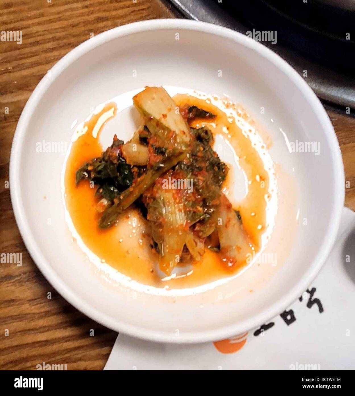 Ein Foto der traditionellen koreanischen Küche, insbesondere Kimchi, serviert in Gyeongju, Südkorea. Kimchi (??) Ist eine traditionelle koreanische Beilage aus gesalzenem und fermentiertem Gemüse, am häufigsten napa-Kohl und koreanischem Rettich, mit einer vielfältigen Auswahl an Gewürzen wie Gochugaru (Chilipulver), Frühlingszwiebeln, Knoblauch, Ingwer und Jeotgal (gesalzene Meeresfrüchte). Es ist bekannt für seine scharfen, würzigen und umami-Aromen und ist ein wesentlicher Bestandteil der koreanischen Gerichte, die zu fast jeder Mahlzeit serviert werden, sowohl zu Hause als auch in Restaurants. 2025. Stockfoto