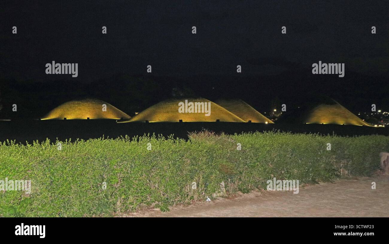 Ein Foto der Gyeongju Inwang-dong Tumuli-Gräber in Gyeongju, Südkorea. Diese alten Grabhügel sind eine Sammlung königlicher Gräber aus dem Königreich Silla aus dem späten 5. Und frühen 6. Jahrhundert. Der Komplex umfasst berühmte königliche Gräber, wie z. B. das Grab von König Naemul, das durch das Anhäufen von Steinen auf dem Sarg errichtet und dann mit Erde bedeckt wurde. Diese antiken Grabstätten sind Teil der größeren Gyeongju Historic Areas, die zum UNESCO-Weltkulturerbe gehören. 2025. Stockfoto