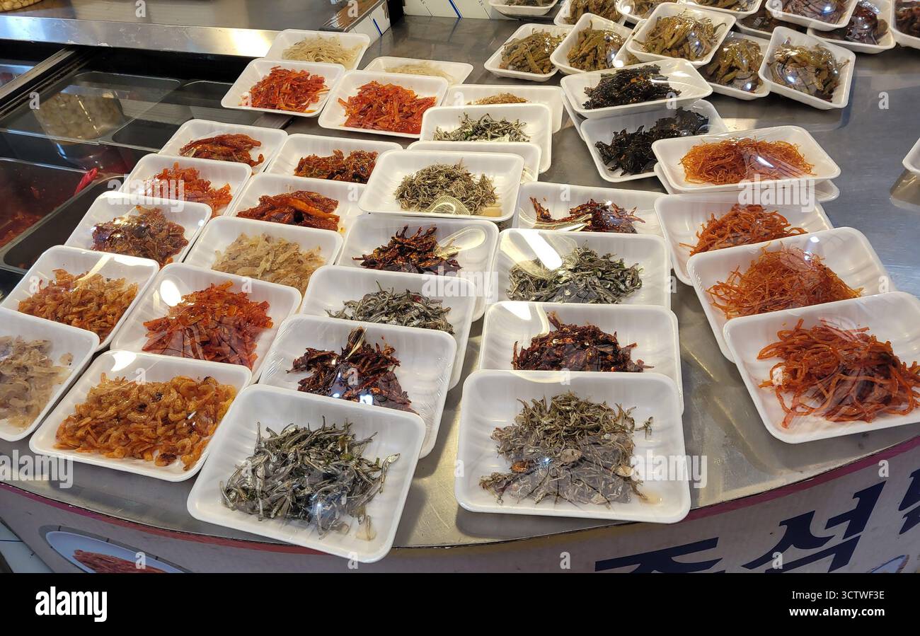 Ein Foto von Banchan-Gerichten auf einem traditionellen koreanischen Lebensmittelmarkt im Zentrum von Gyeongju City, Südkorea. Diese traditionellen Märkte sind pulsierende Zentren des lokalen Handels und der Kultur, die ein Gefühl von Gemeinschaft und Tradition bewahren, selbst wenn moderne Supermärkte sich vermehren, und sie bieten einen Einblick in das reiche Erbe von Städten wie Gyeongju. 2025. Stockfoto