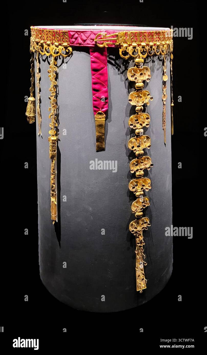 Eine Fotografie eines Goldgürtels aus der Silla-Ära, entdeckt 1973 im Heavenly Horse Tomb (Cheonmachong). Dieser Gürtel wurde zum 188. Nationalschatz Südkoreas erklärt. Das Königreich Silla war eines der drei Königreiche Koreas, und dieser Gürtel, ein wichtiger archäologischer Fund, spiegelt die fortschrittliche Handwerkskunst und die opulente Kultur der Silla-Elite wider. c. 550 CE. Stockfoto