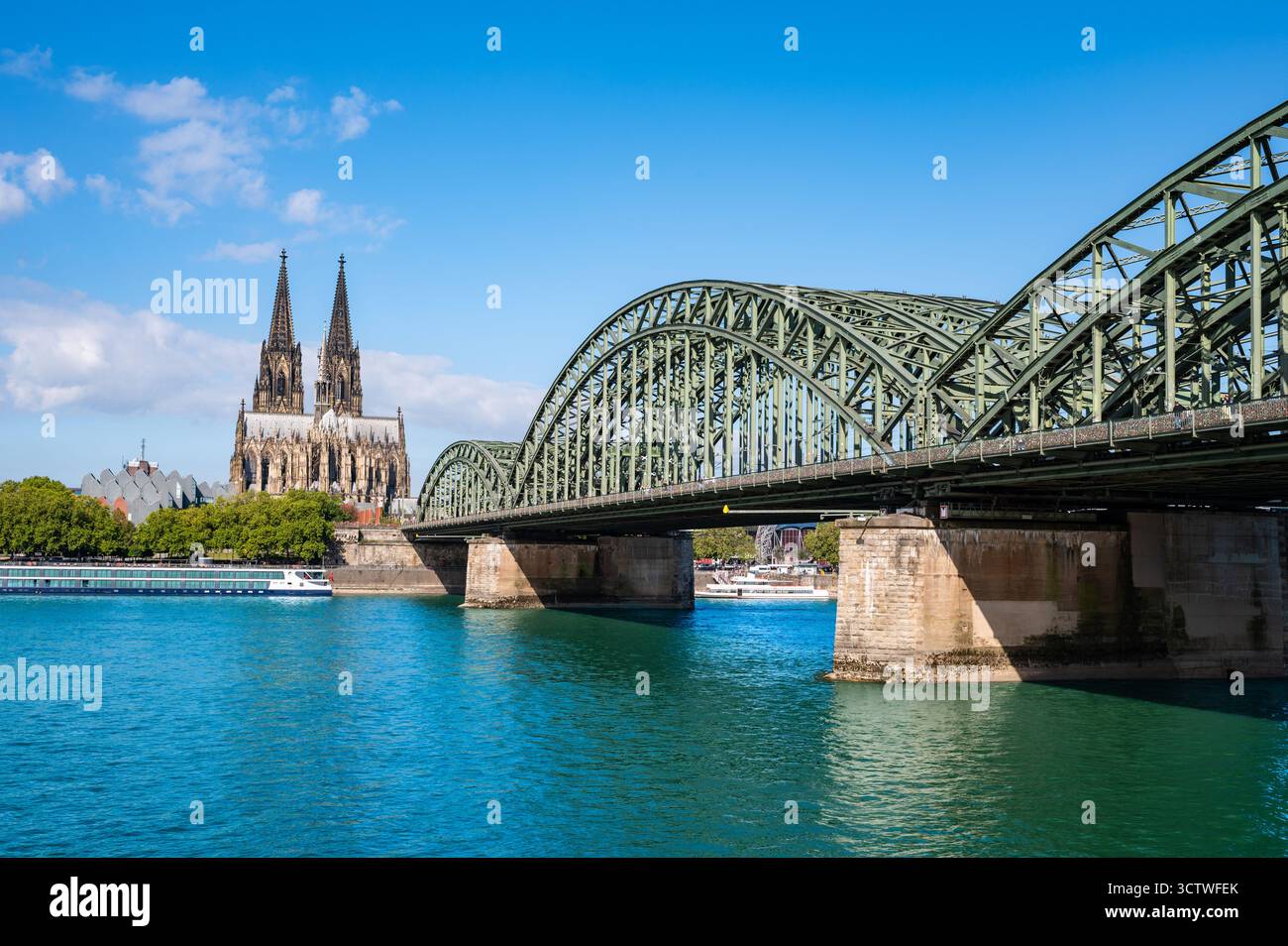 Kölner Eisenbahnbrücke und Dom Stockfoto