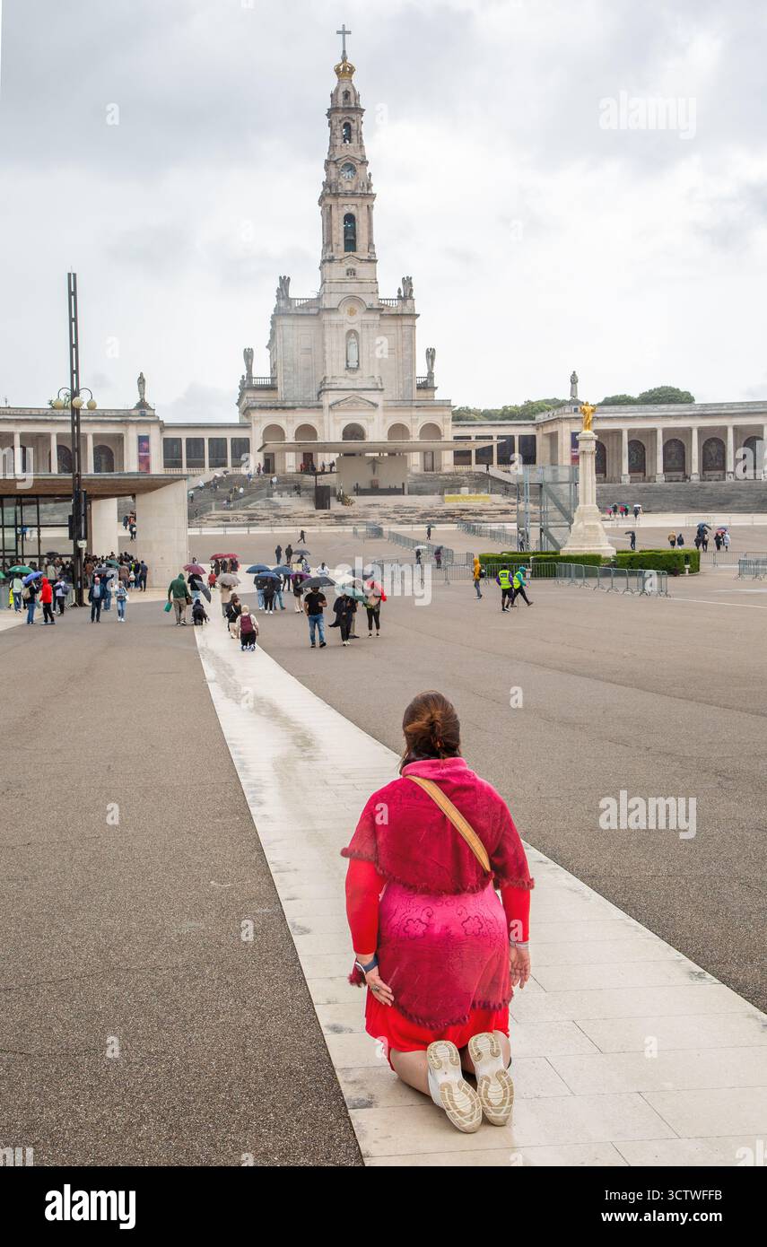 Pilger krabbeln auf Händen und Knien in Richtung Basílica de Nossa Senhora do Rosário, einem katholischen Wallfahrtsort in der portugiesischen Stadt Fatima Stockfoto