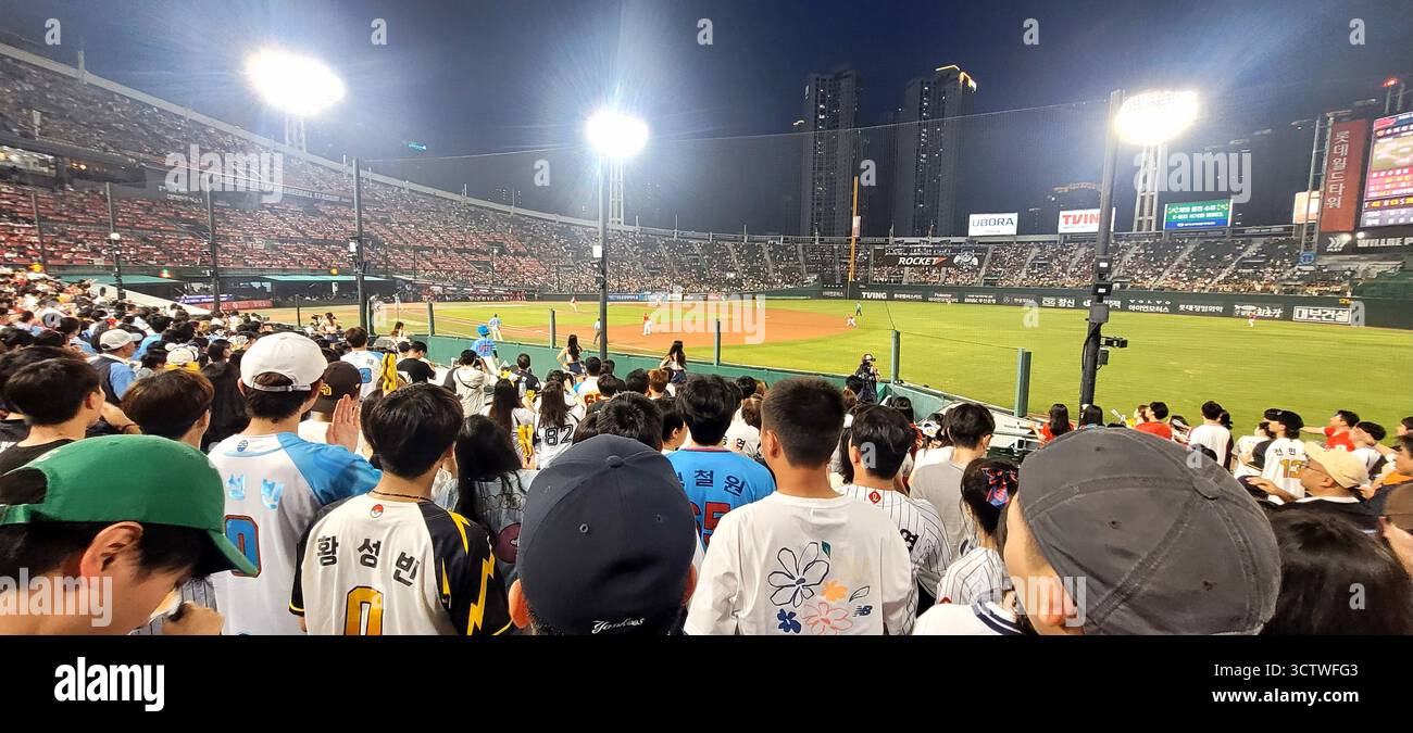Ein Foto der Lotte Giants, die im Sajik Baseball Stadium in Busan, Südkorea spielen. Baseball wurde 1905 von amerikanischen Missionaren in Korea eingeführt und ist zu einem der beliebtesten Sportarten Südkoreas geworden. Das 1985 erbaute Stadion ist das Heimstadion des KBO-Clubs Lotte Giants und gilt als Mekka des koreanischen Baseballs. 2025. Stockfoto