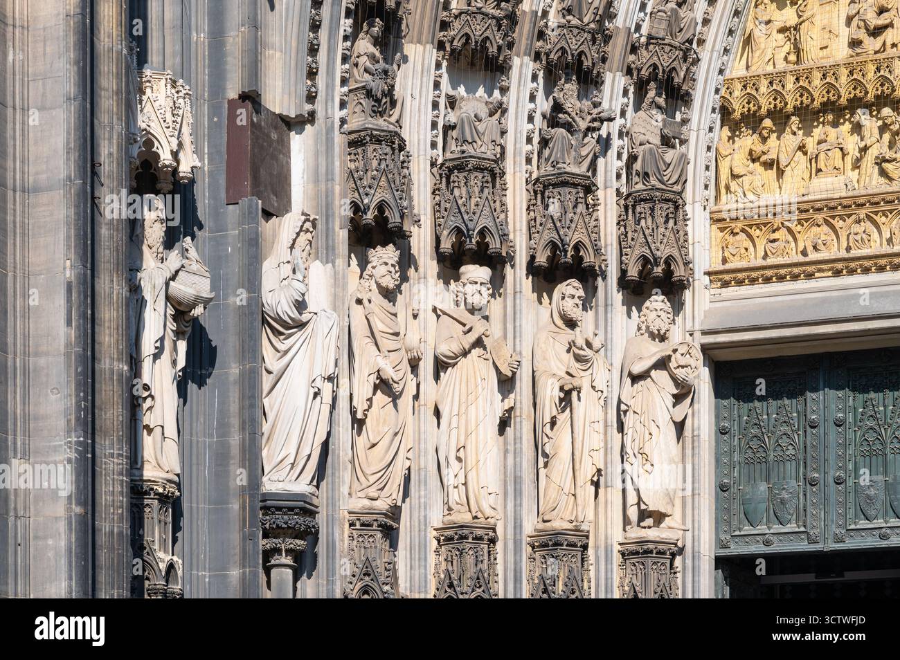 Architektonische Details am Eingang des Kölner Doms, Deutschland Stockfoto