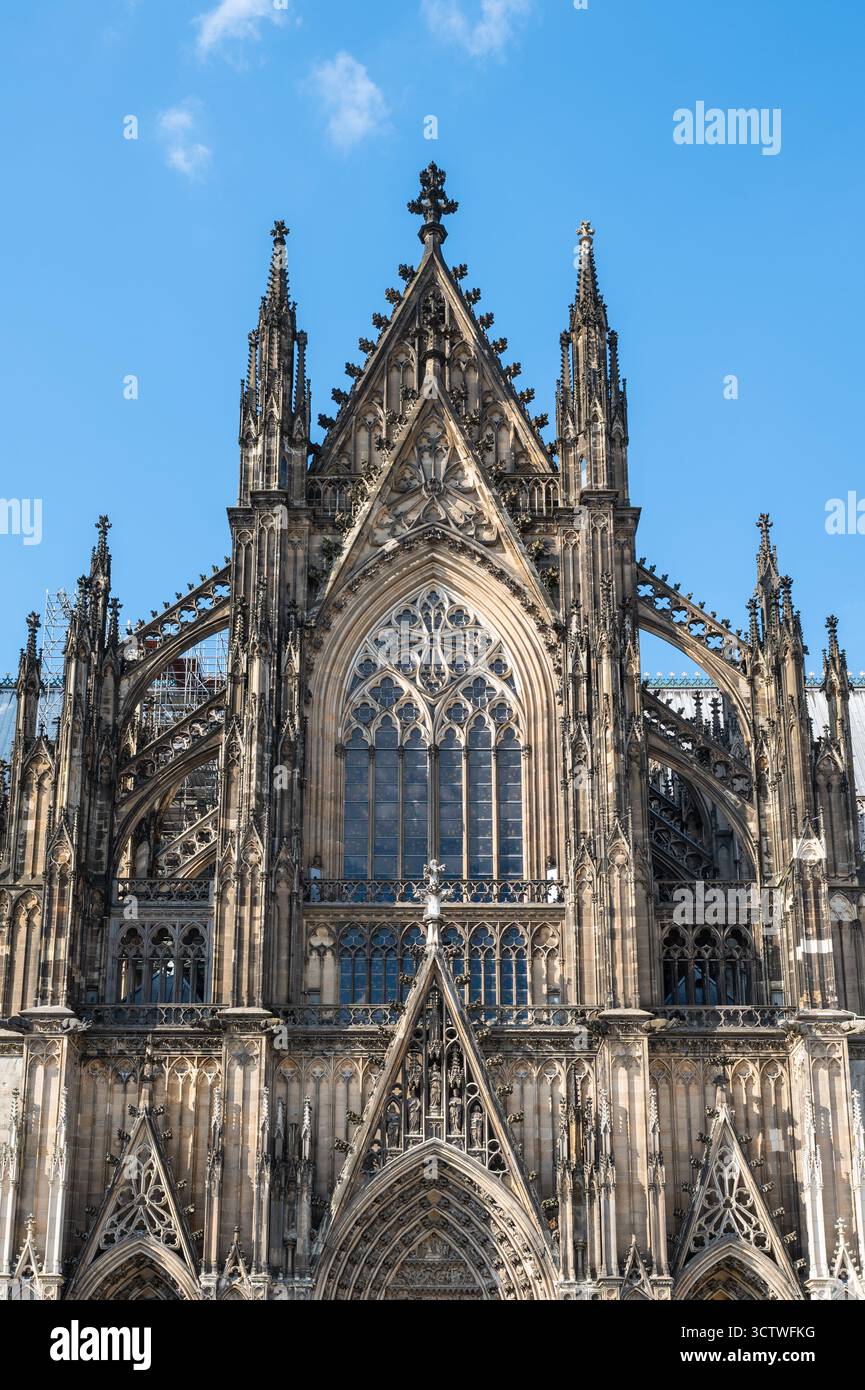 Kölner Dom Gotische Fassade Gegen Blauen Himmel. Stockfoto