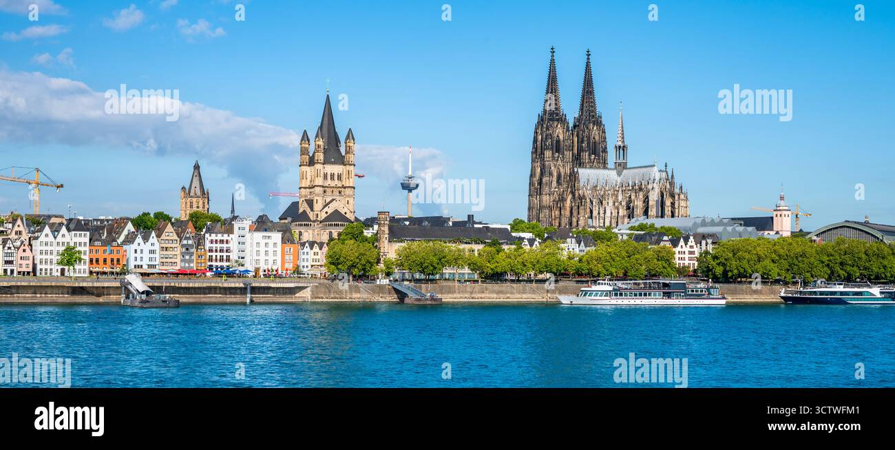 Panorama-Skyline von Köln, Deutschland mit Kölner Dom, Rhein, Kirchen, Häusern und Booten Stockfoto