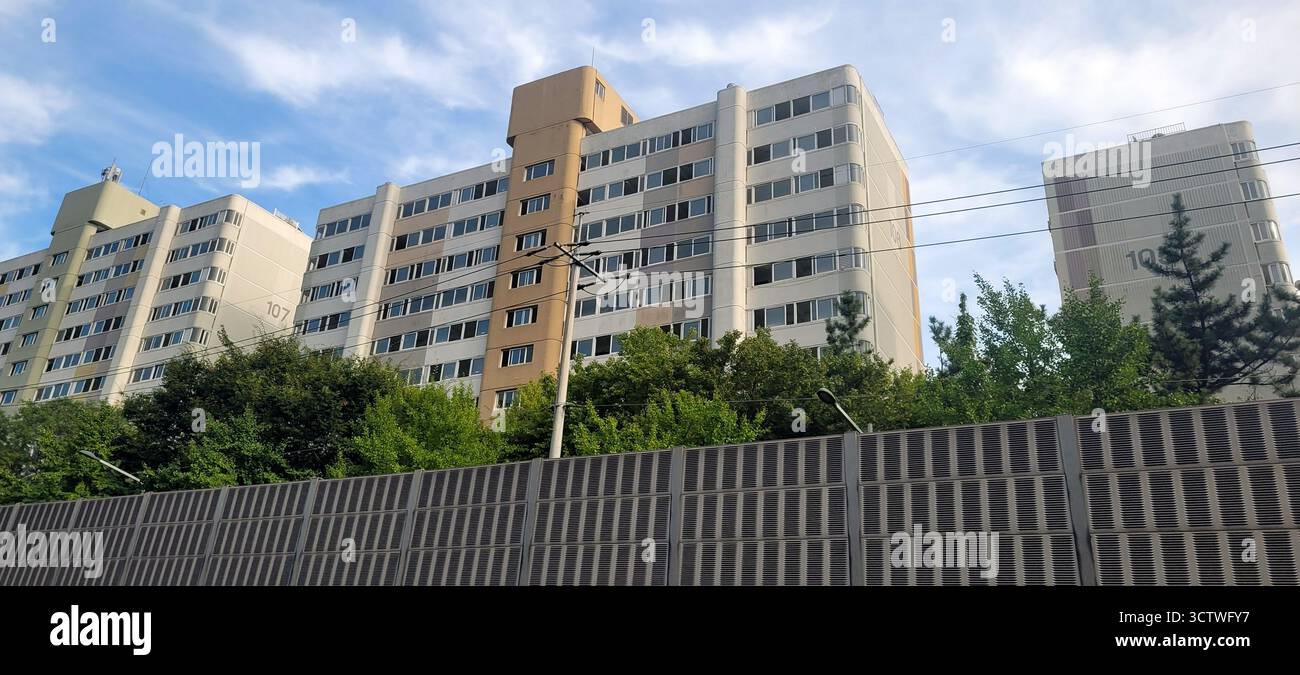 Ein Foto von Wohngebäuden in Gwangju, Südkoreas sechstgrößter Metropole. Südkorea erlebte eine rasche Urbanisierung und ein rasches Wirtschaftswachstum, insbesondere ab den 1960er Jahren, was zu einem Boom im Wohnungsbau führte. Diese Hochhäuser wurden zu einem allgegenwärtigen Merkmal der Städte. 2025. Stockfoto