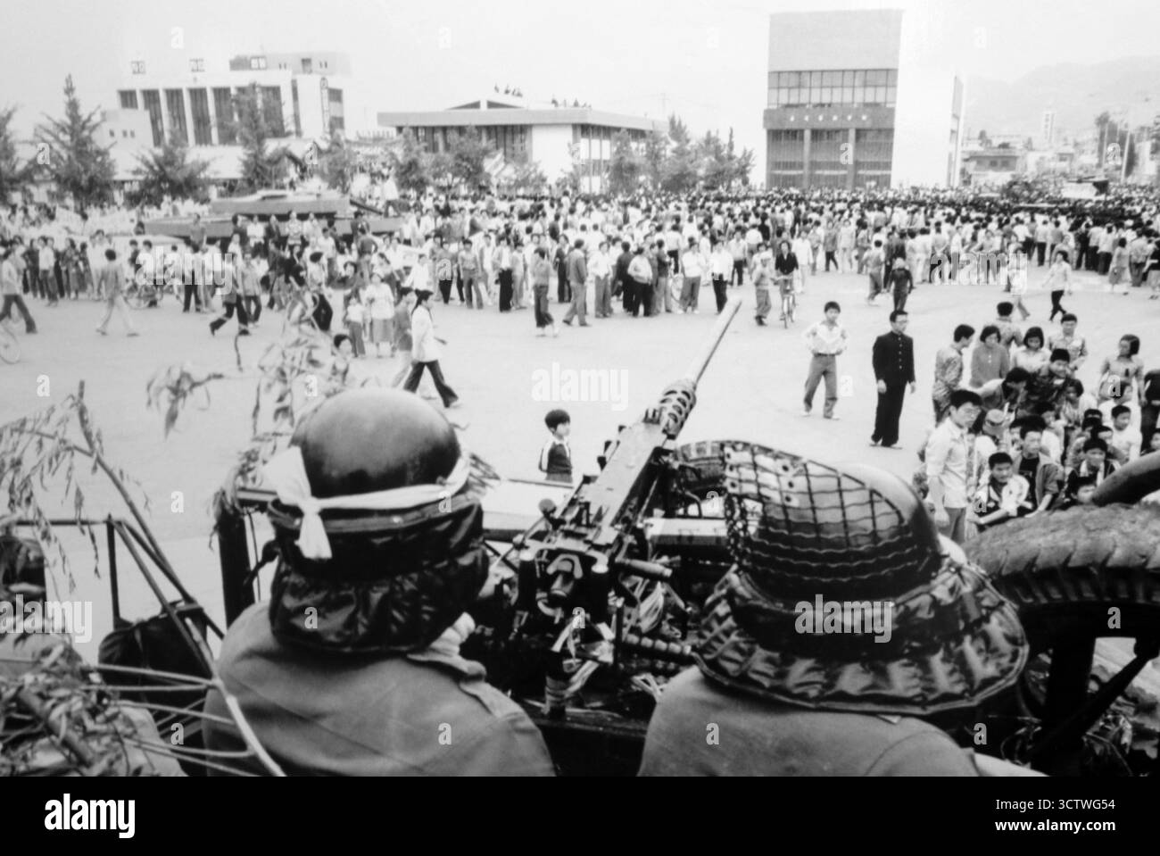 Ein Schwarzweiß-Foto, das Demonstrationen zeigt, die im Mai 1980 in Gwangju, Südkorea, gegen den Putsch von Chun Doo-hwan stattfanden. Der Aufstand wurde vom südkoreanischen Militär gewaltsam unterdrückt, beginnend, als Studenten der Chonnam National University, die gegen das Kriegsrecht demonstrierten, beschossen, getötet, geschlagen und gefoltert wurden. Schätzungen werden auf 600 bis 2.300 Opfer geschätzt. Mai 1980. Stockfoto