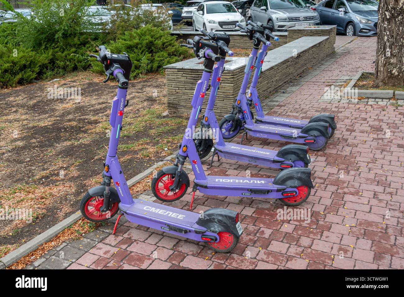 E-Scooter des MTS Urent Netzes in einer Straße von Rostow. MTS Urent ist eine Elektroroller- und Bike-Sharing-App, die in verschiedenen russischen Städten verfügbar ist Stockfoto