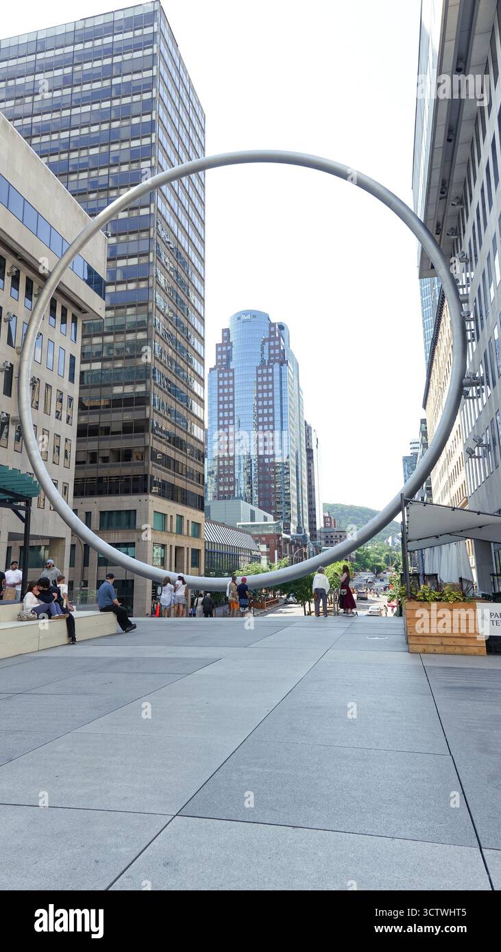 Montreal QC, Kanada - 20. Juli 2025: Die Ringskulptur am Place Ville Marie in Montreal, umrahmt von zeitgenössischen Gebäuden, schafft einen pulsierenden urbanen Stil Stockfoto