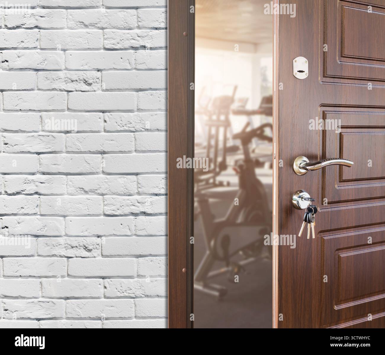 Zugang zum Fitnessstudio im Fitnessclub, offene Tür mit Heimtrainer Stockfoto