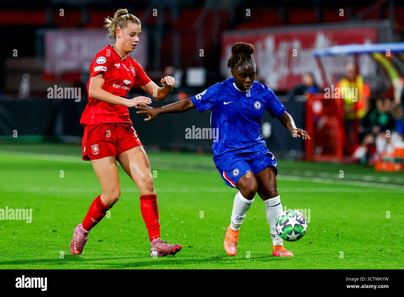 Sandy Baltimore von Chelsea FC und Nathalie Björn von Chelsea FC kämpfen um den Ball während des Spiels der UEFA Women's Champions League 2025/26 League zwischen dem FC Twente und den Chelsea FC Women im FC Twente Stadion am 8. Oktober 2025 in Enschede, Niederlande. (Foto: Marcel ter Bals/MTB-Photo/Alamy Live News) Stockfoto