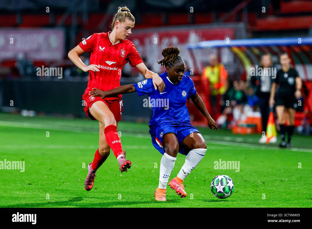 Sandy Baltimore von Chelsea FC und Nathalie Björn von Chelsea FC kämpfen um den Ball während des Spiels der UEFA Women's Champions League 2025/26 League zwischen dem FC Twente und den Chelsea FC Women im FC Twente Stadion am 8. Oktober 2025 in Enschede, Niederlande. (Foto: Marcel ter Bals/MTB-Photo/Alamy Live News) Stockfoto