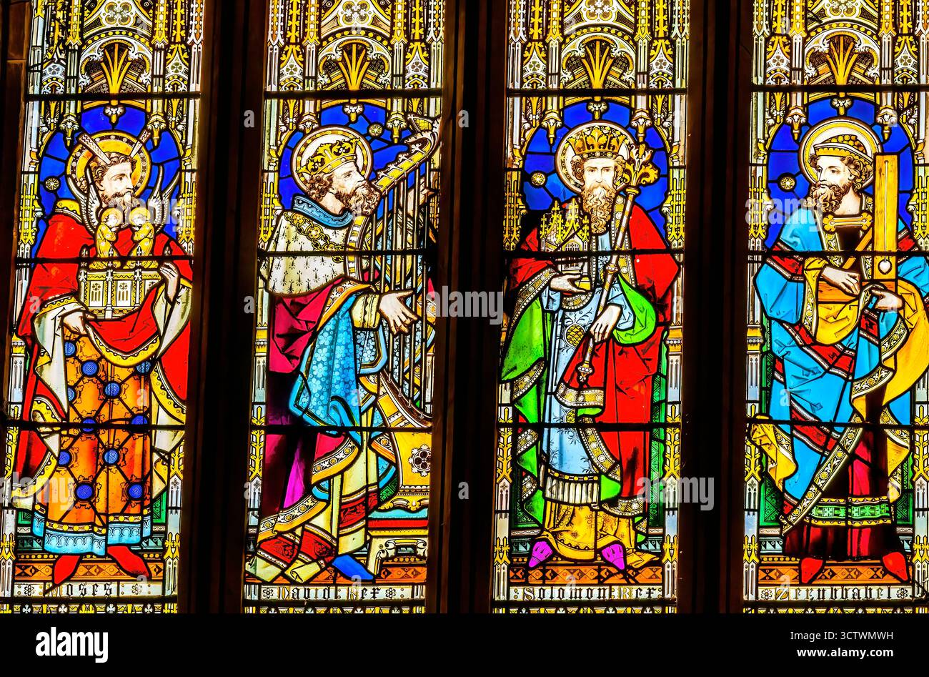 Farbenfrohe Propheten des Alten Testaments Moses David Solomon Zerubbabel Buntglas Abbey Church of Saint Peter and Saint Paul Bath Abbey Church of England B. Stockfoto