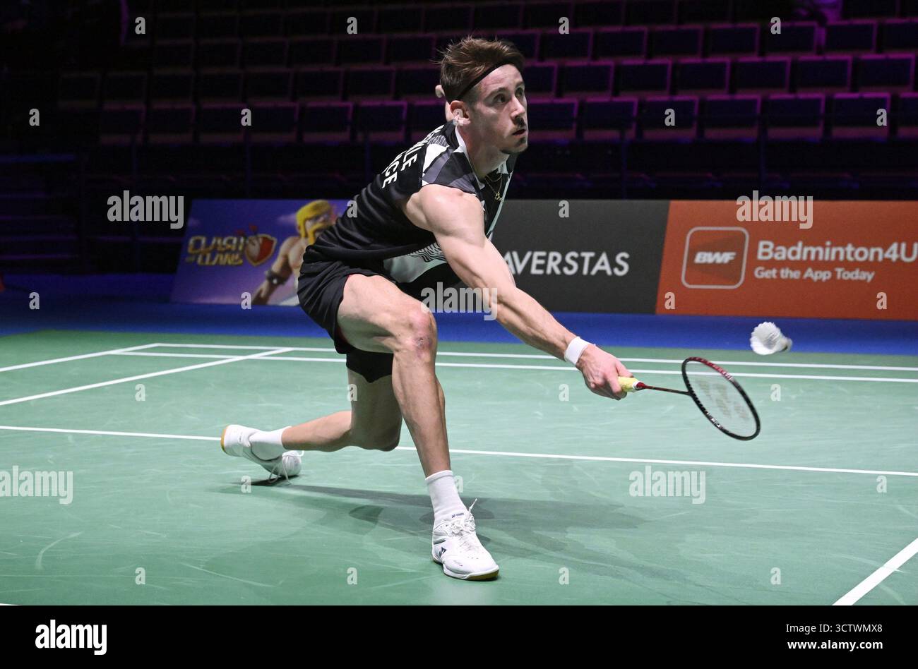 Vantaa, Finnland. Oktober 2025. Arnaud Merkle aus Frankreich im Kampf gegen Joakim Oldorff aus Finnland während des Badmintonspiels bei den Clash of Clans Arctic Open 2025, angetrieben von Yonex in Vantaa, Finnland am 8. Oktober 2025. (Foto: MARKKU ULANDER/LEHTIKUVA/SIPA USA) Credit: SIPA US/Alamy Live News Stockfoto