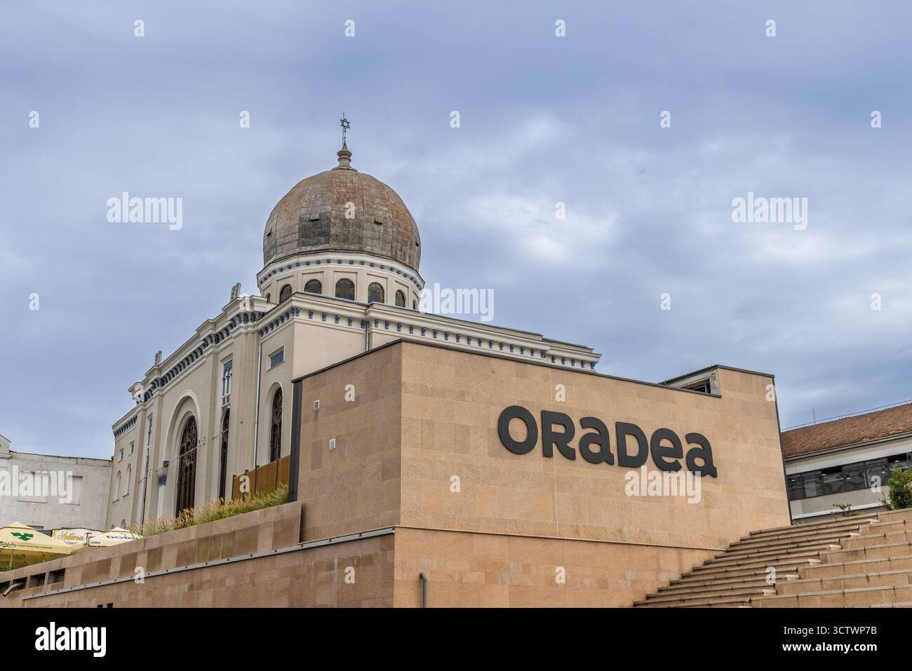 Oradea, Rumänien - 24. September 2025: Straßenblick mit Zion Neolog Synagoge mit Zeichen von Oradea im alten Zentrum von Oradea in der Region Crisana Transsilvanien in Rumänien Stockfoto