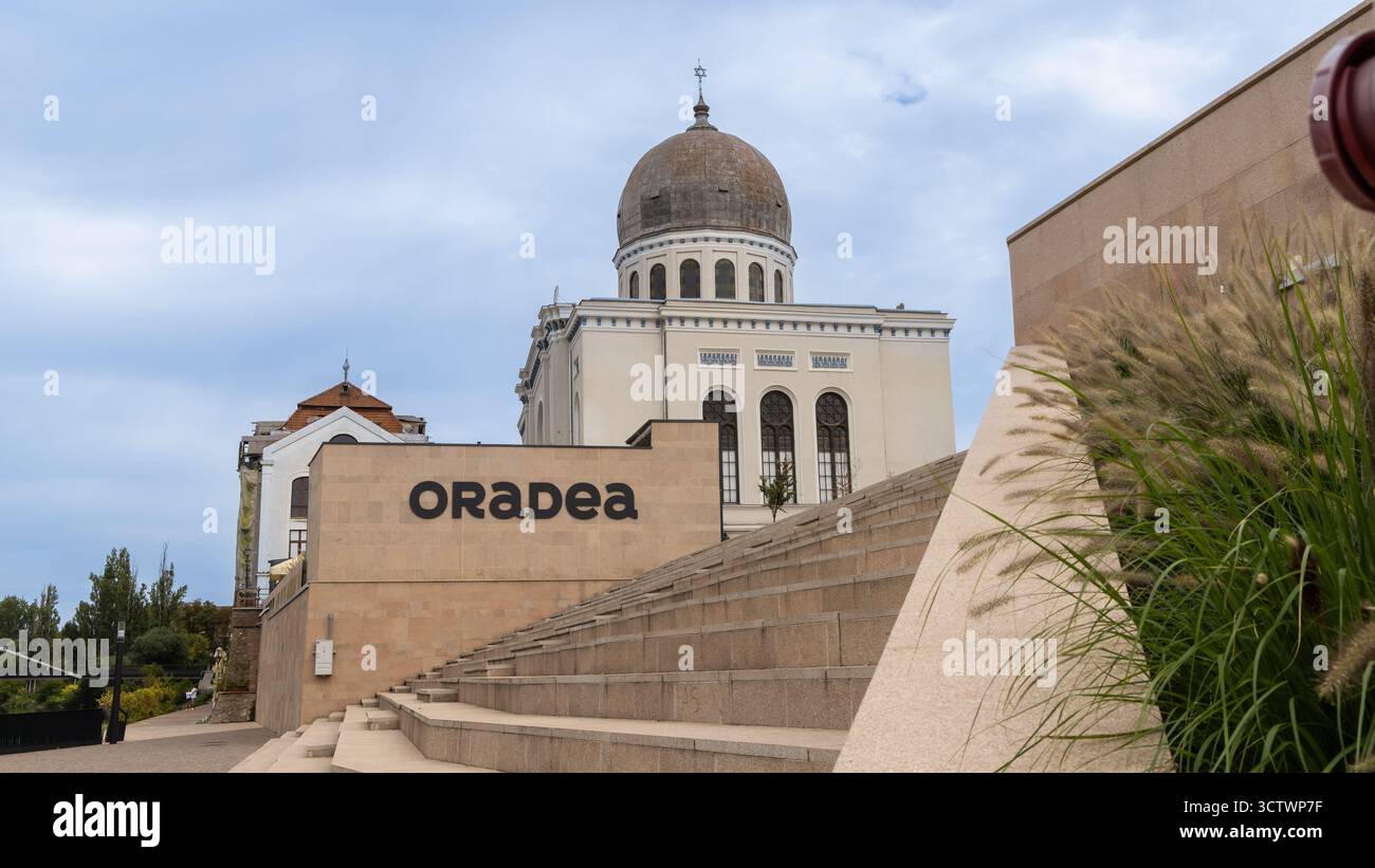 Oradea, Rumänien - 24. September 2025: Straßenblick mit Zion Neolog Synagoge mit Zeichen von Oradea im alten Zentrum von Oradea in der Region Crisana Transsilvanien in Rumänien Stockfoto