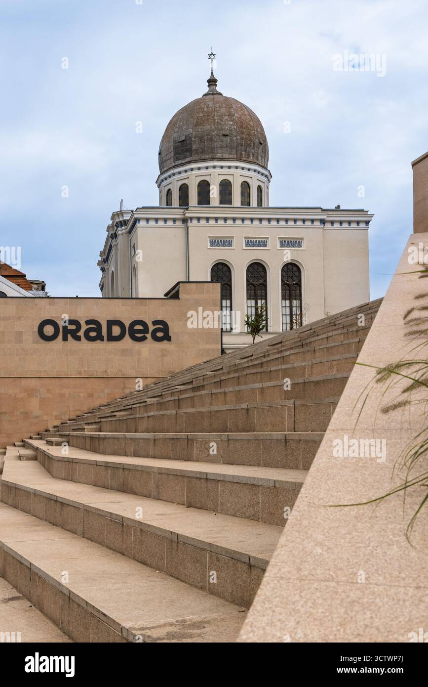 Oradea, Rumänien - 24. September 2025: Straßenblick mit Zion Neolog Synagoge mit Zeichen von Oradea im alten Zentrum von Oradea in der Region Crisana Transsilvanien in Rumänien Stockfoto