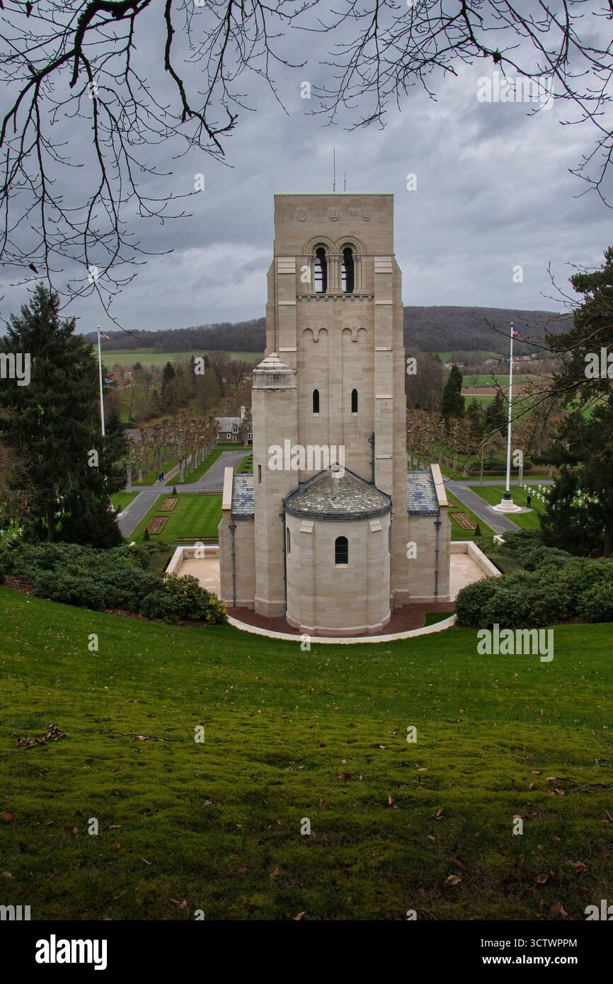 Belleau, Frankreich - 20. Februar 2022: Rückseite der Kapelle auf dem amerikanischen Friedhof Aisne-Marne an einem bewölkten Wintertag in Frankreich. Stockfoto