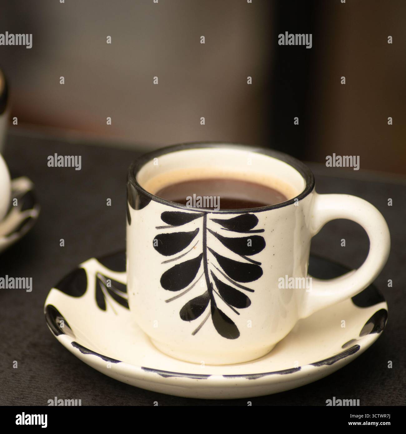 Kaffee, Desserts und handgemachte Getränke in gemütlicher Café-Umgebung Stockfoto