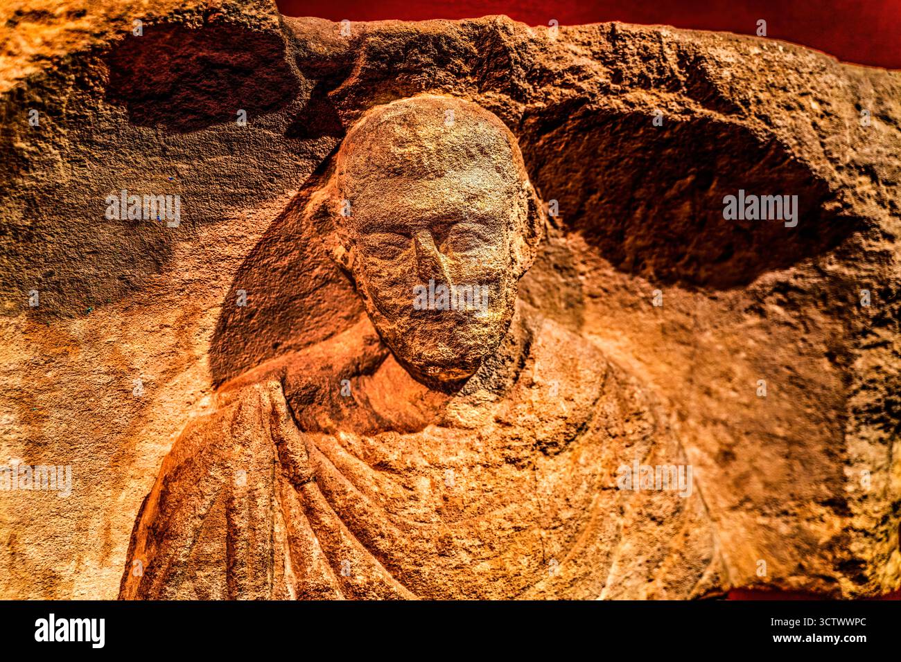 Mann aus Aquae Sulis Statue Roman Baths Bath England. Zweitausend Jahre alter Grabstein des römischen Mannes aus Aquae Sulis, ursprünglicher Name von Bath England. Stockfoto