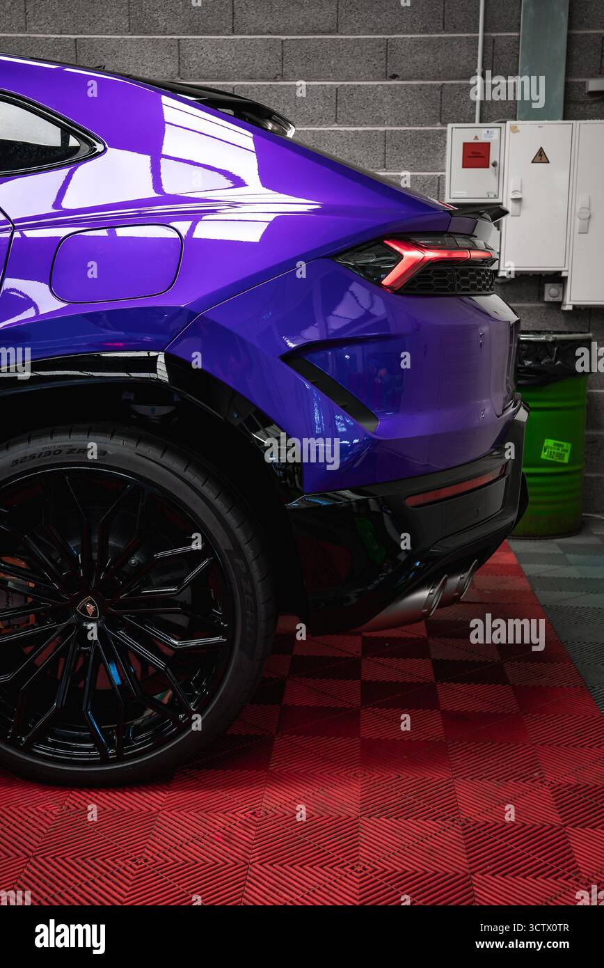 Nahaufnahme von Lila Lamborghini Urus hinten mit schwarzen Leichtmetallfelgen Stockfoto