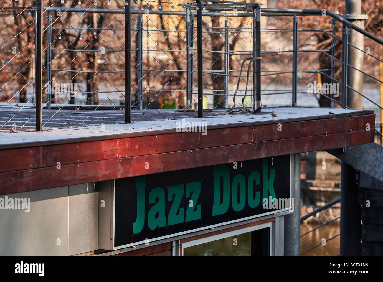 Ein Schild mit der Aufschrift Jazz Dock in einem Jazzclub in Prag, Tschechische Republik am 9. Januar 2024 Stockfoto