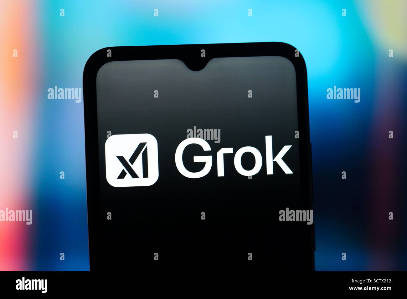 In dieser Abbildung wird das XAI Grok Logo auf einem Smartphone-Bildschirm angezeigt. Stockfoto